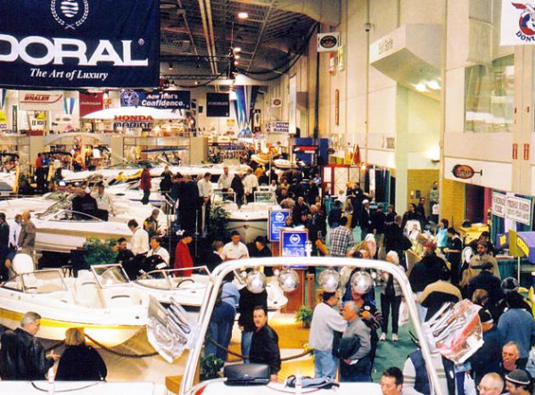 boat show crowd